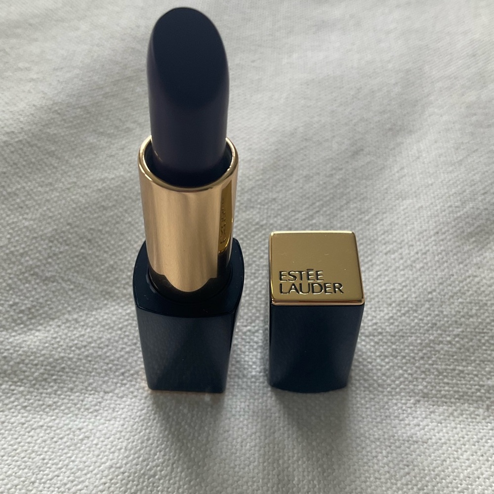 Estee Lauder Pure Color Envy Matte Sculpting Lipstick.
Shade 430 Extrovert.